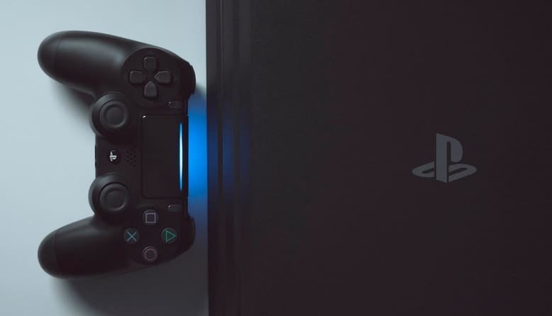 What is the difference in the dimensions of PS4 and PS4 Pro?